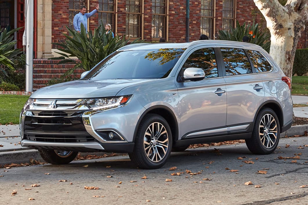 2017-mitsubishi-outlander-7-passenger-suv-exterior-in-front-of-school-overlay