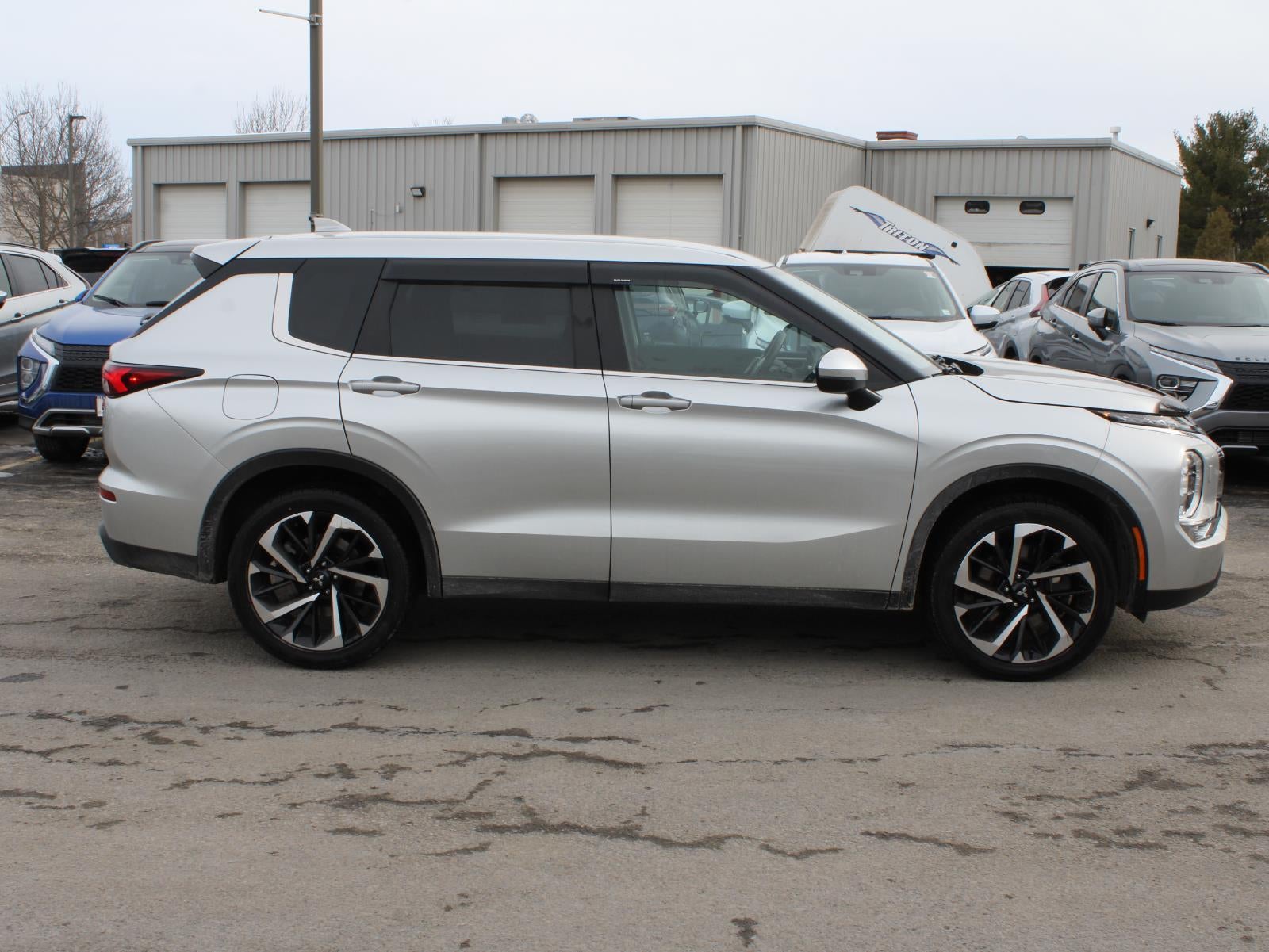 2022 Mitsubishi Outlander ES