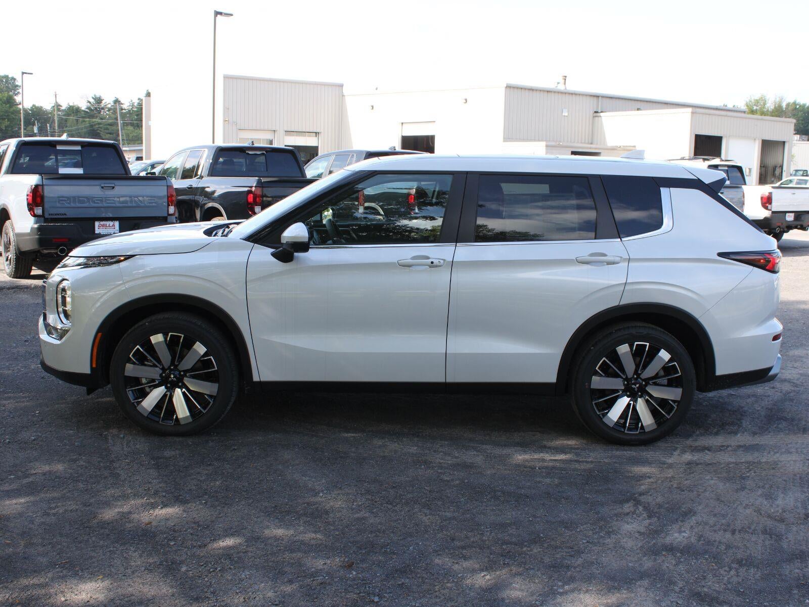 2026 Mitsubishi Outlander SE