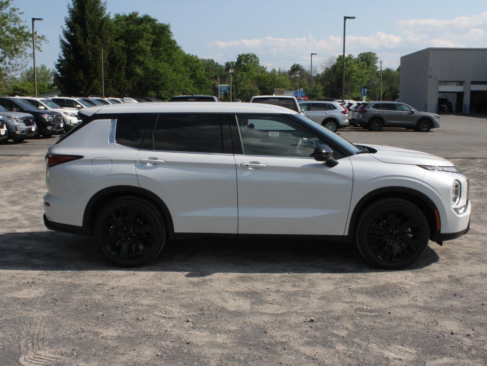 2026 Mitsubishi Outlander LE