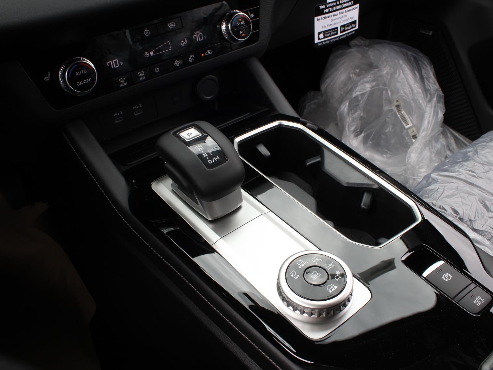 2026 Mitsubishi Outlander LE