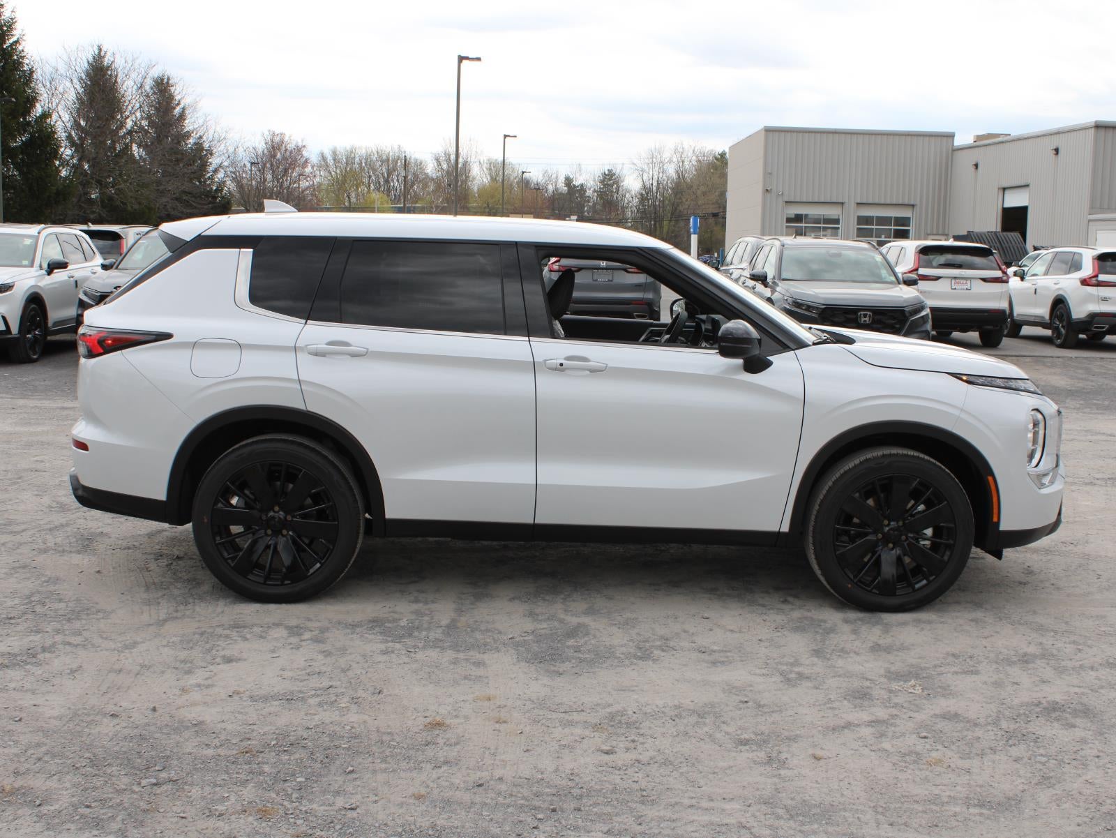 2026 Mitsubishi Outlander LE
