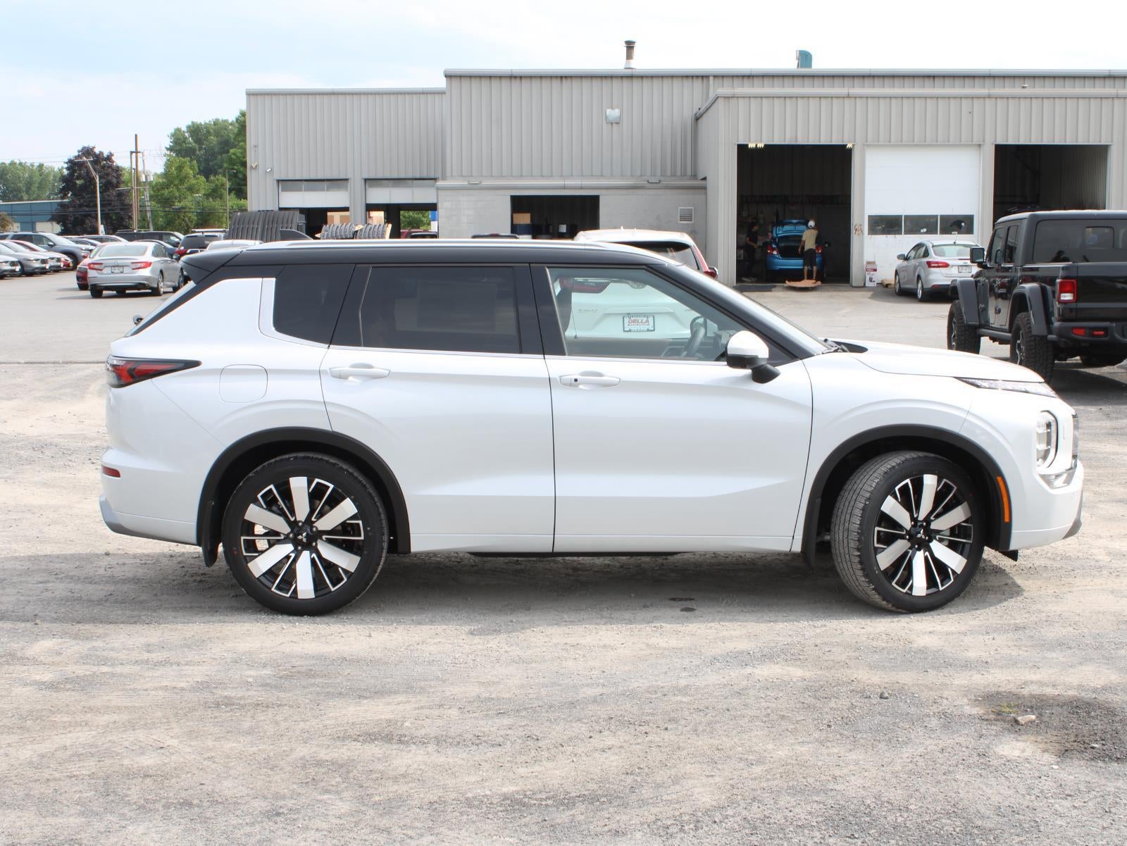 2025 Mitsubishi Outlander SEL