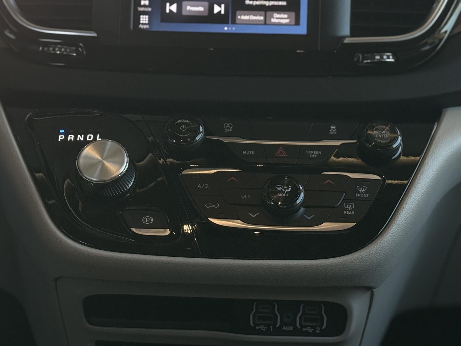 2024 Chrysler Voyager LX